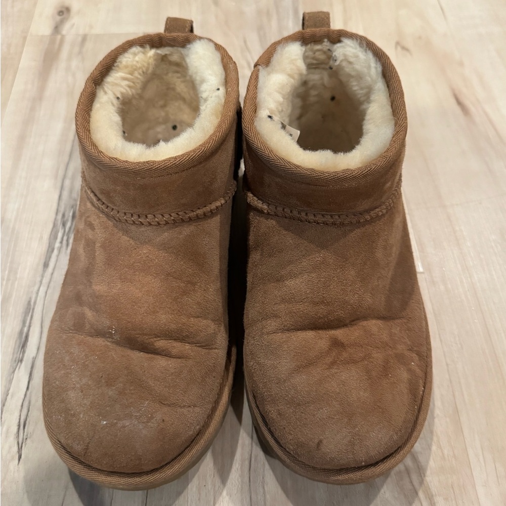 Cozy Tan Kids UGGS - size 4